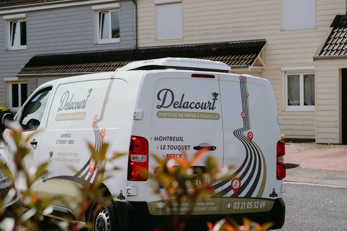 Un véhicule Delacourt utilisé pour le portage de repas dans le Boulonnais